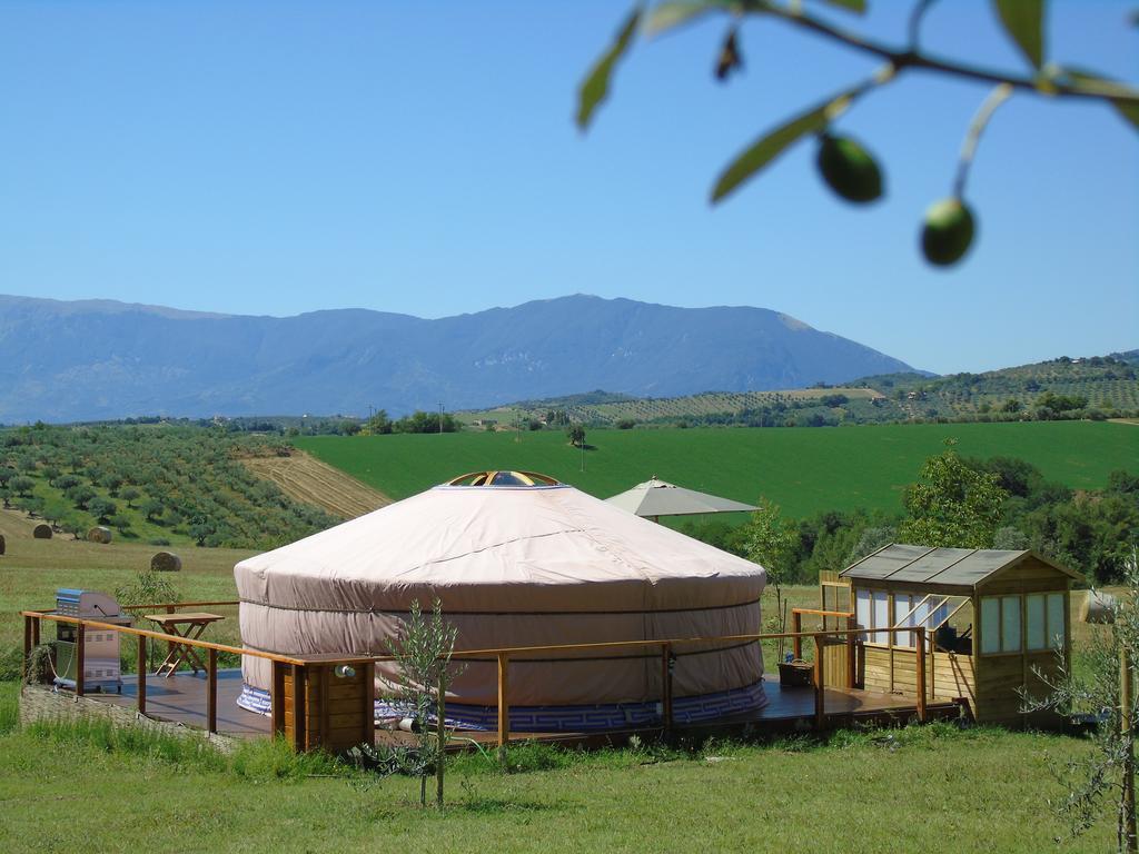 Glamping Abruzzo - The Yurt Hotel Catignano Bagian luar foto